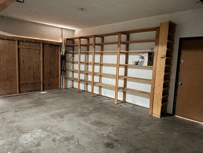Building Photo - 4 Bed 2.5 Bath House with yard in McLaren Ranch