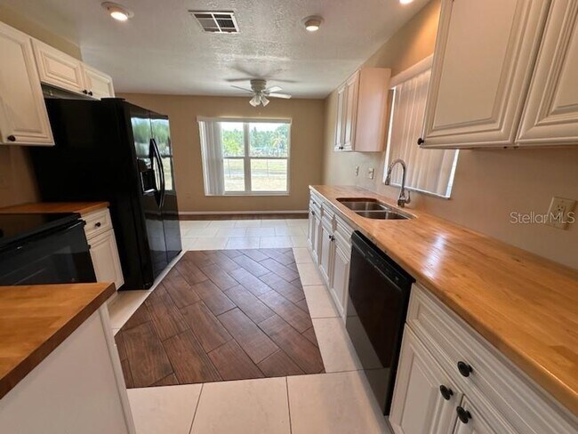 Building Photo - 350 Buttonwood Dr