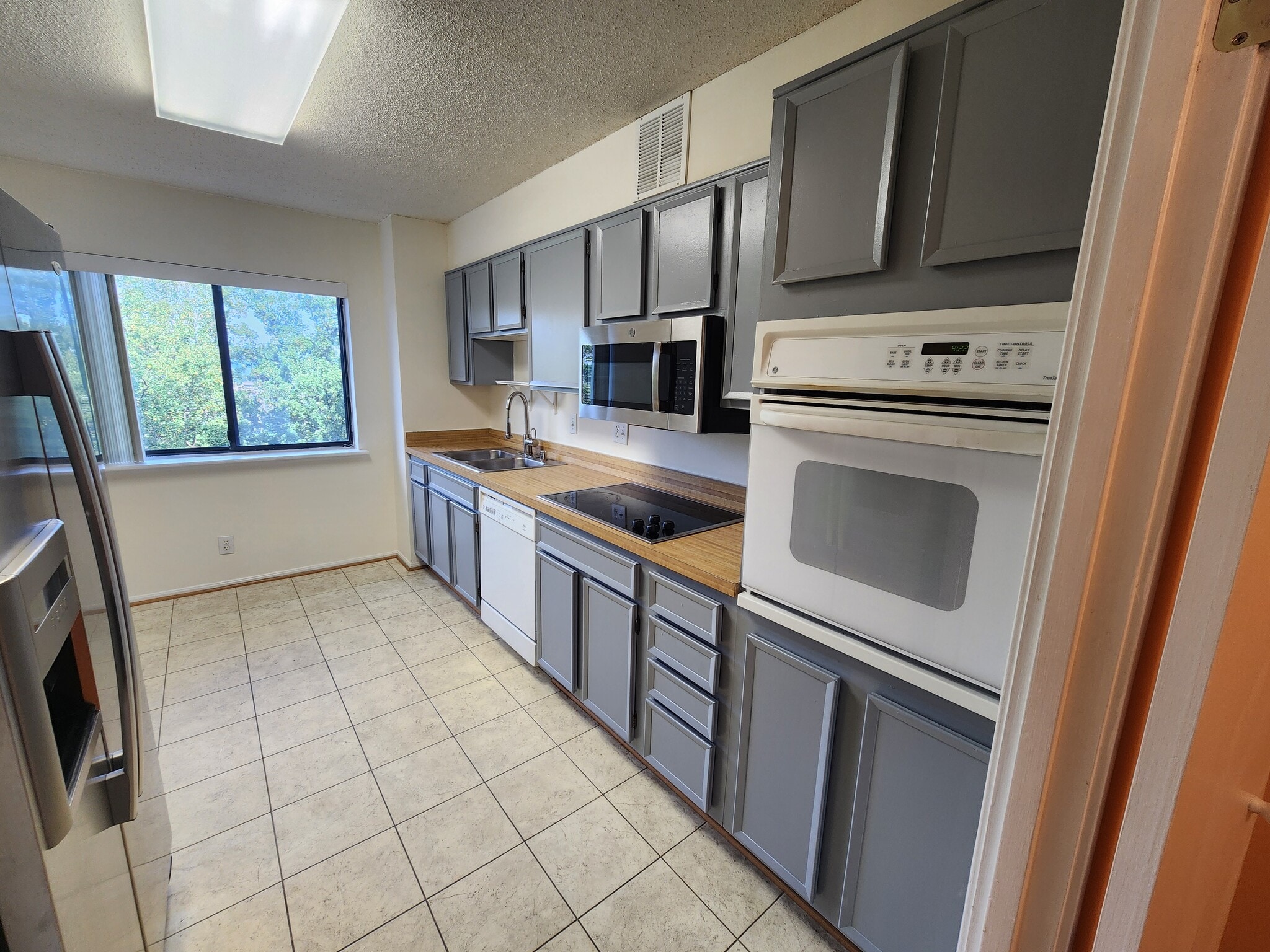 Kitchen - 5901 Mt Eagle Dr