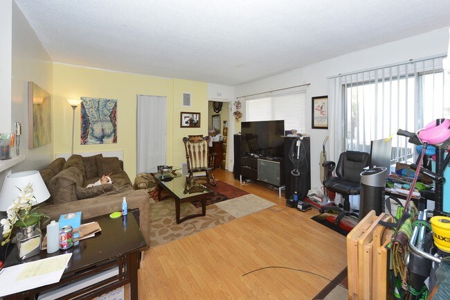 Interior Photo - 969 Larrabee St