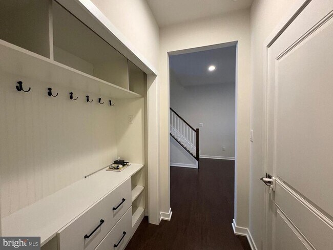 Building Photo - 208 Segel Dr