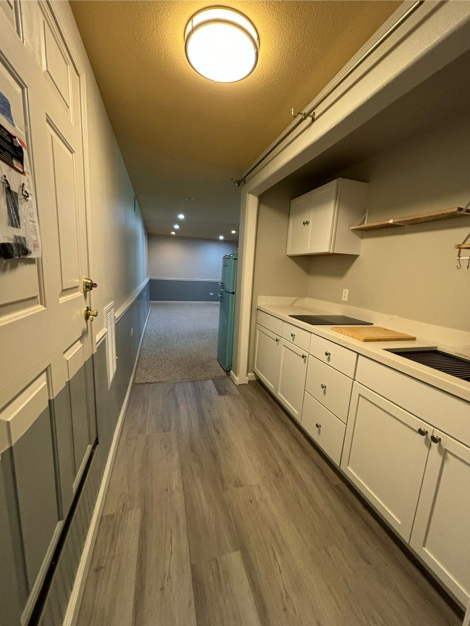 Kitchenette, fridge - 4460 Stanford Ave