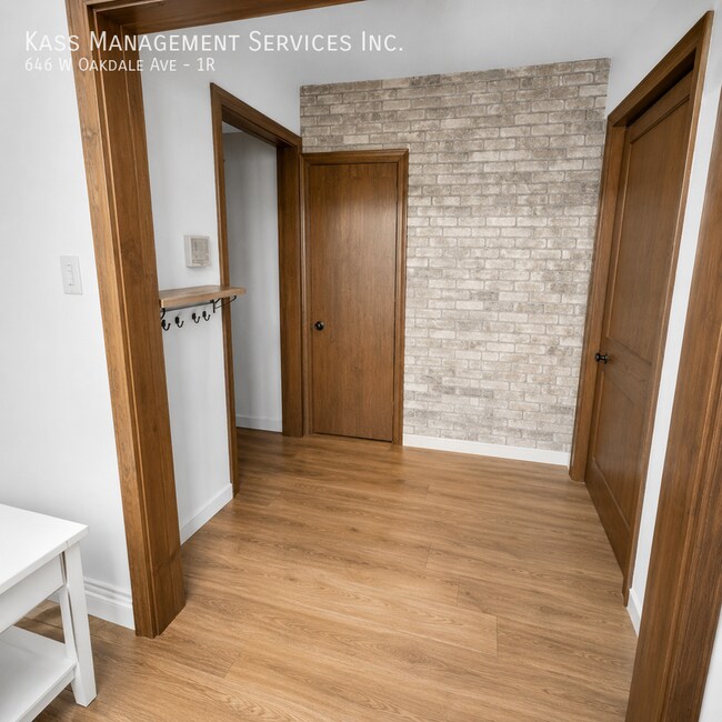 Building Photo - 646 W Oakdale Ave