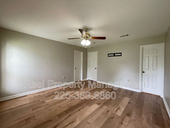 Building Photo - 2422 Riverside Dr