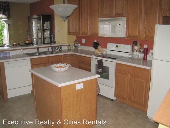 Building Photo - 210 River Woods Dr W