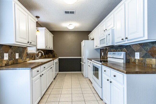 Building Photo - Beautiful House with Extra Room!