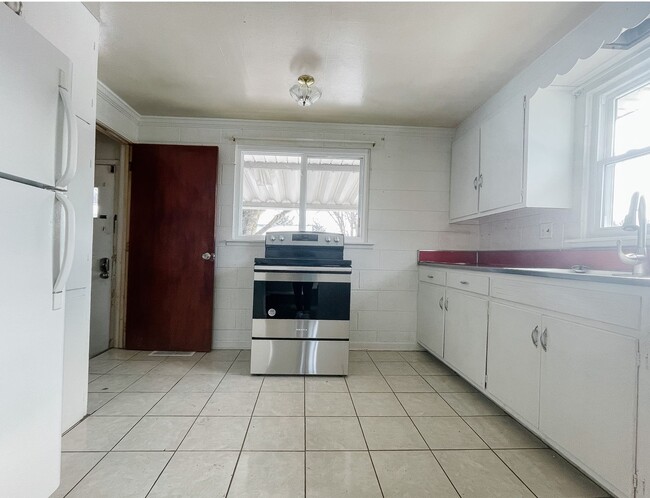 Building Photo - Cozy 2 Bedroom Home! Washer & Dryer Hookups! Fenced In Yard!