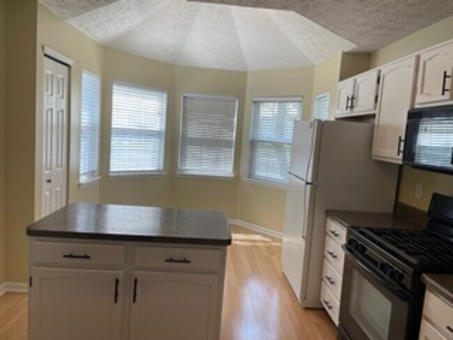 Building Photo - Absolutely Beautiful 3  bedroom Ranch!