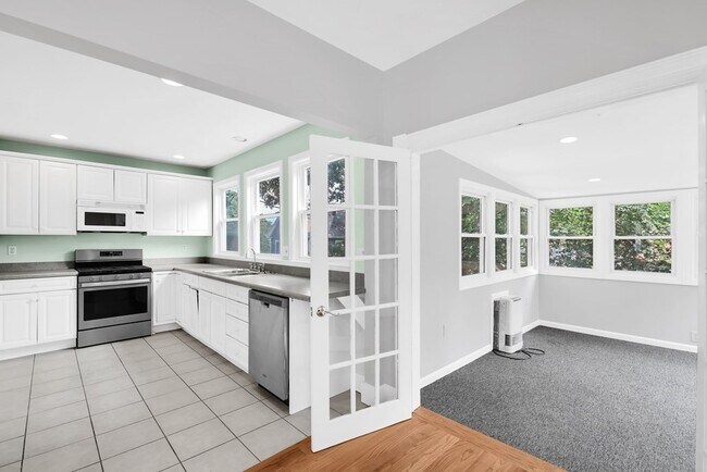 Building Photo - 15 Knoll St