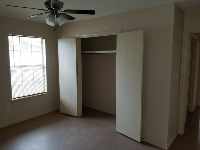Building Photo - 1411 Tierra Del Sol Ave