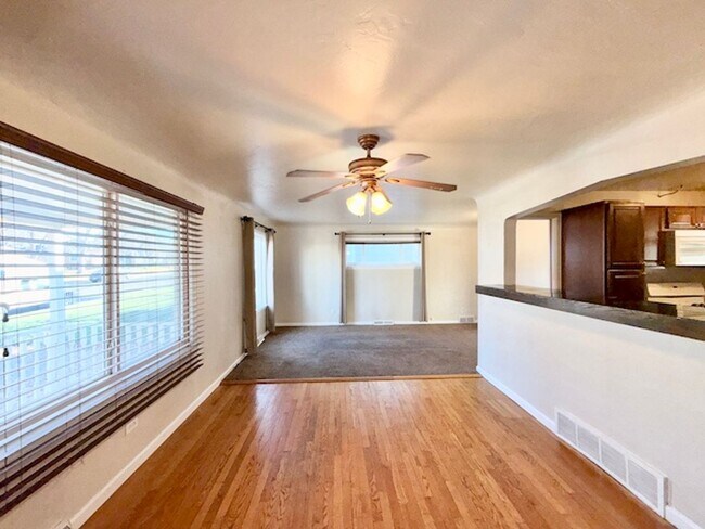 Building Photo - Ideal For Student Housing