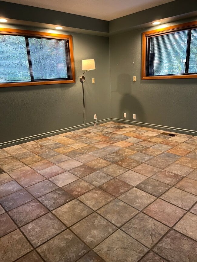 Building Photo - Stunning, Large 1-bedroom Unit in the Forest above McMinnville