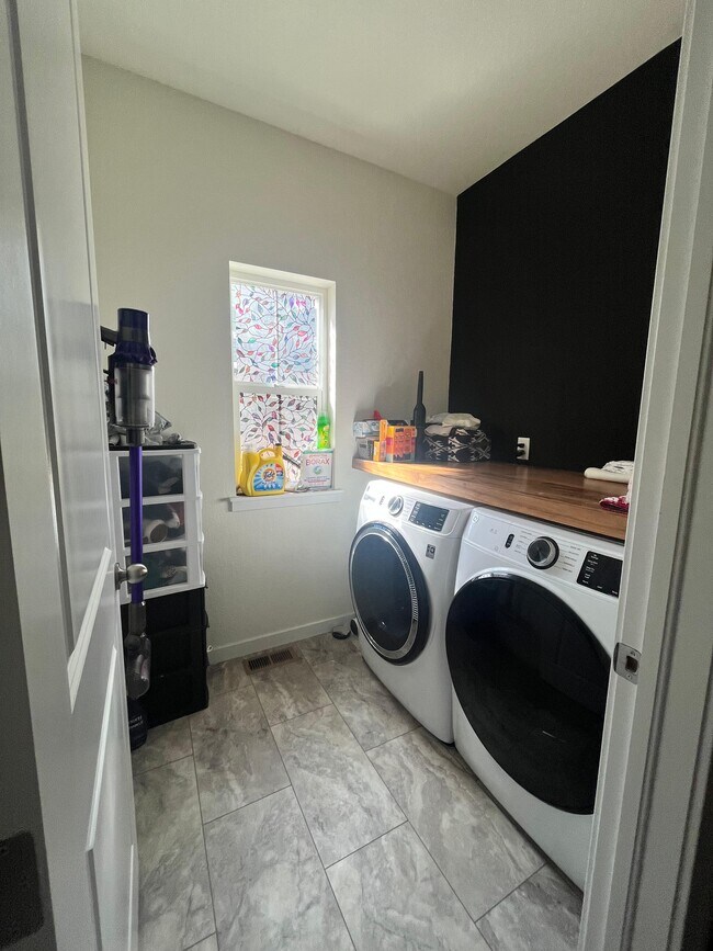 Building Photo - 17739 Olive St