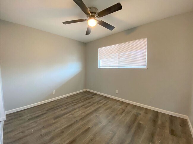 Building Photo - 817 E Bellevue Rd