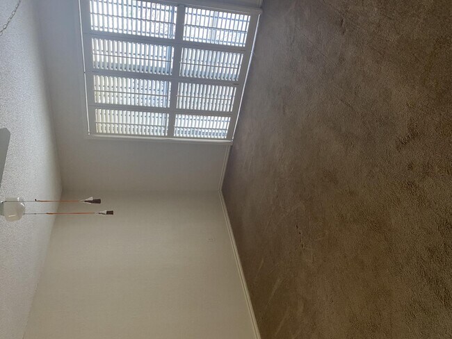 Building Photo - 320 Thunderbird Dr