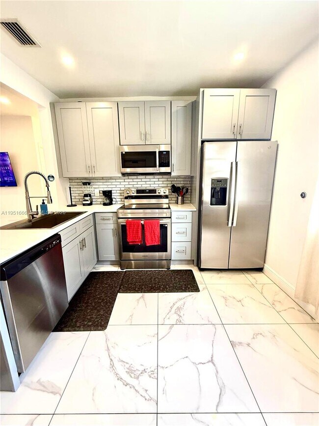 Building Photo - 133 SW 22nd Ave