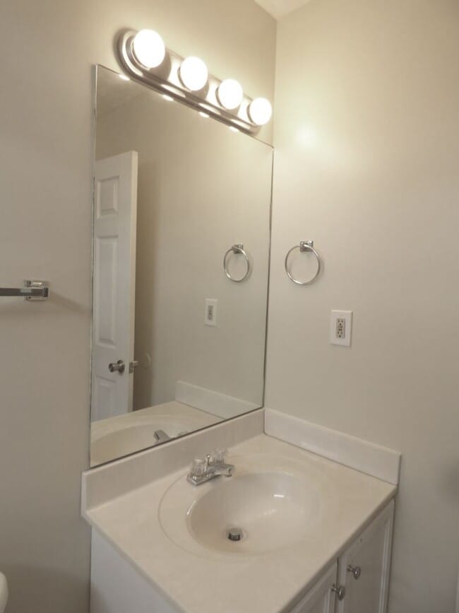 Building Photo - Beautiful Townhouse! All Electric, Washer/...