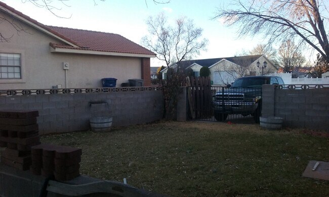 Building Photo - "Charming 3-Bed, 2-Bath Gem in St. George - Bloominton Hills  - Available March 2026