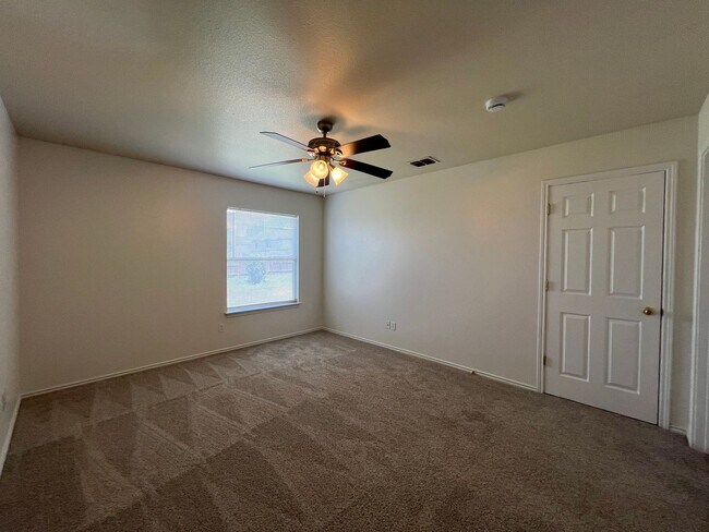 Building Photo - Large 3/2/2 Duplex with Easy Access to IH ...
