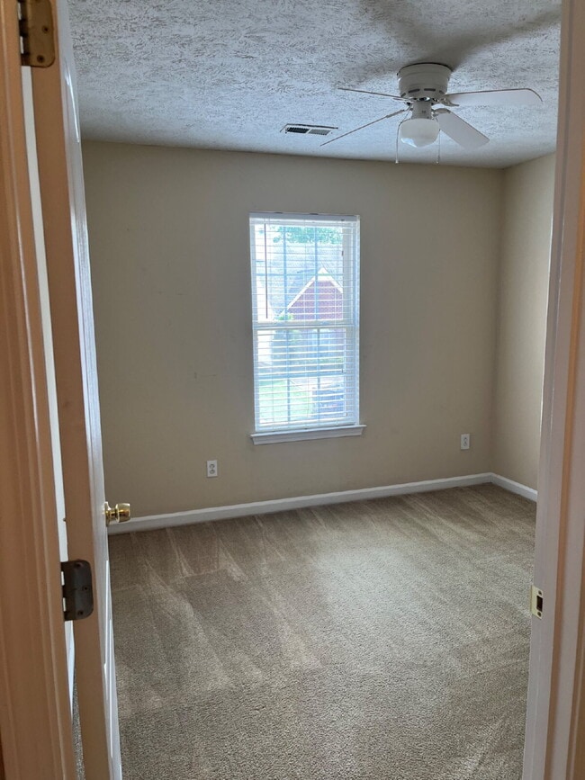 Building Photo - "Charming 2-Bedroom Townhouse with 2.5 Baths in Murfreesboro – Spacious 1,290 Sq Ft Living!"