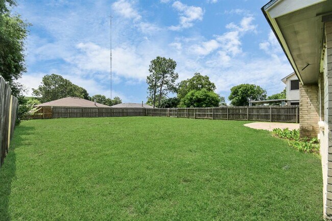 Building Photo - 17035 Quail Bend Dr