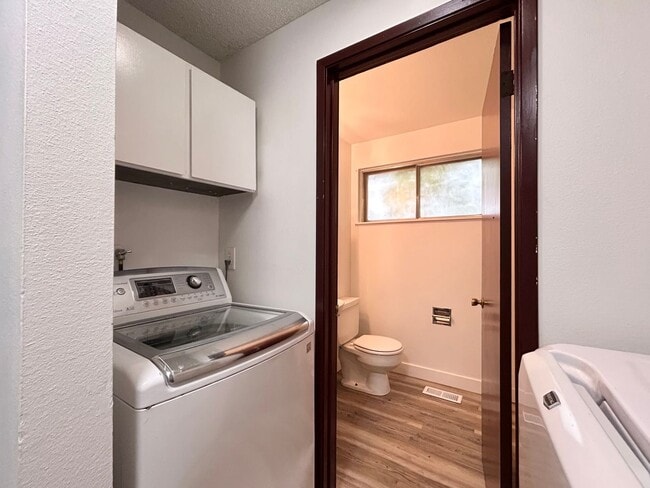 Building Photo - Bright and Open 3 Bed, 1 Bath House!