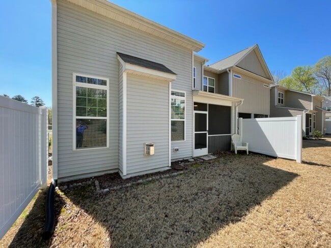 Building Photo - MOVE IN READY! Amazing end-unit townhome
