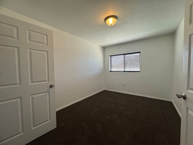 Building Photo - 516 E Reed St