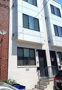 Building Photo - Stunning 4-Bedroom Townhome in Grays Ferry! Available NOW!