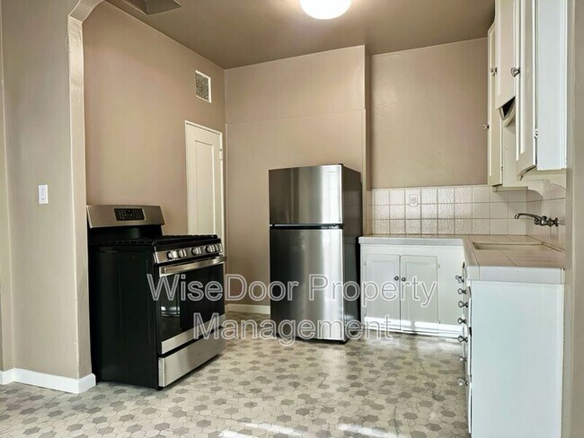 Building Photo - 1030 Leonard Ave