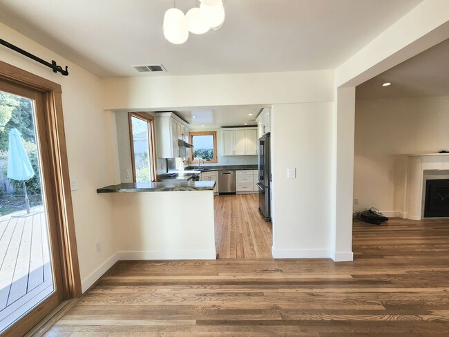 Building Photo - Two bedroom house in Redwood City