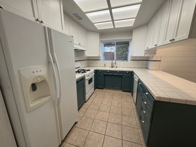 Building Photo - NW Visalia Home coming soon!