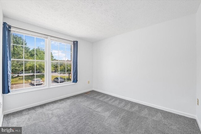 Building Photo - 1542 St Lawrence Ct