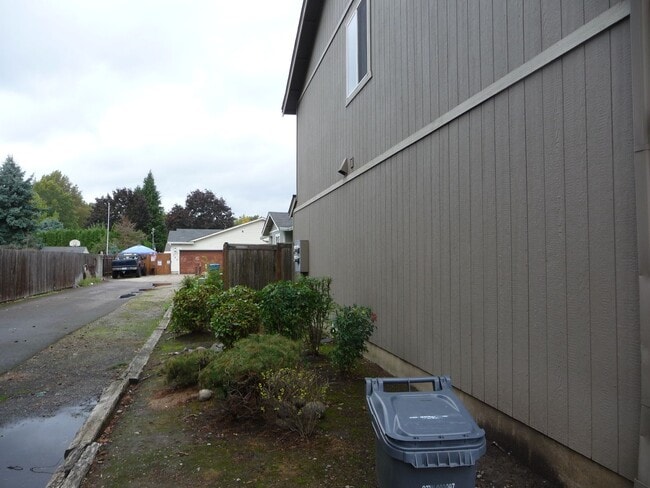 Building Photo - Easy access to shopping and freeway