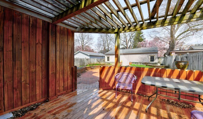 Building Photo - Charming 2-Bedroom Duplex in Franklin Park