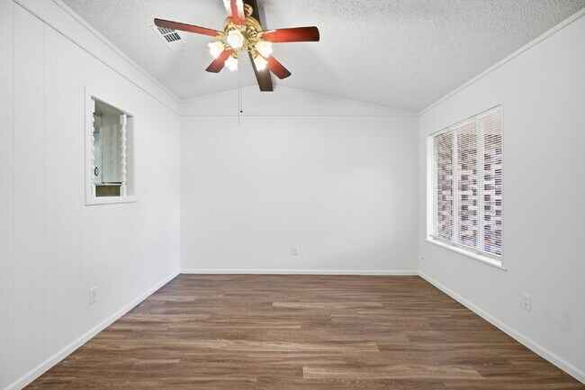 Building Photo - Space, Style, and 2 Bedrooms: South Lubbock Steal!
