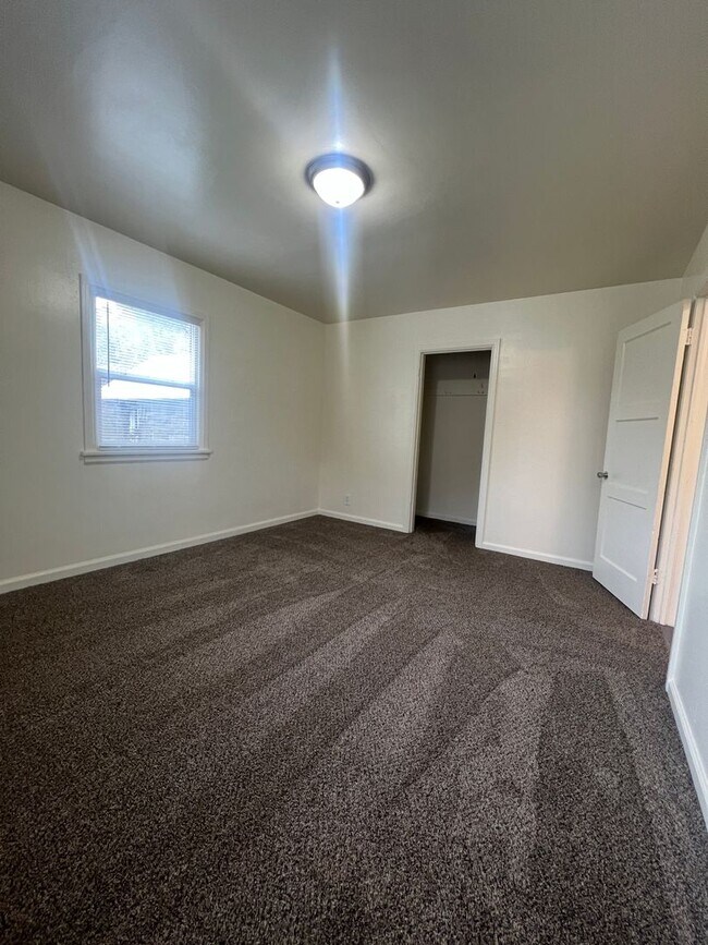 Building Photo - 1024-1026 E Bridger St