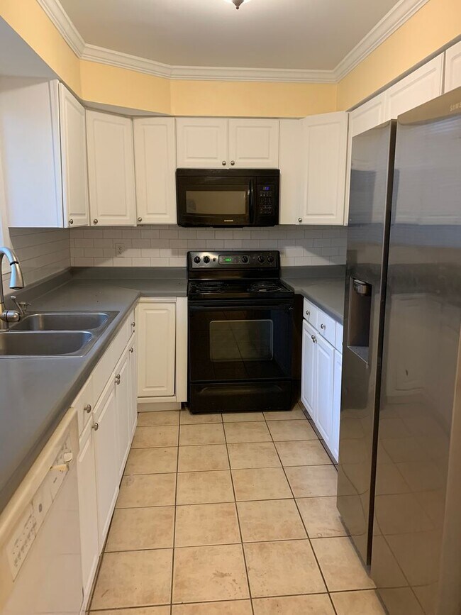 Building Photo - Rent Special! Half off first months' rent ...