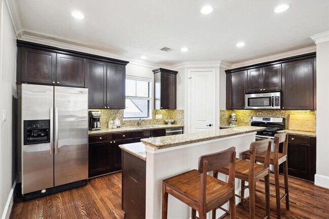 Building Photo - 1042 W 23rd St