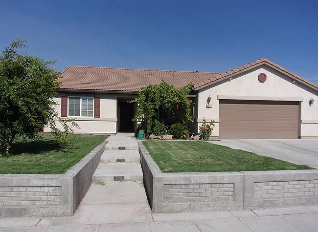 Building Photo - 3290 N Vista Ave