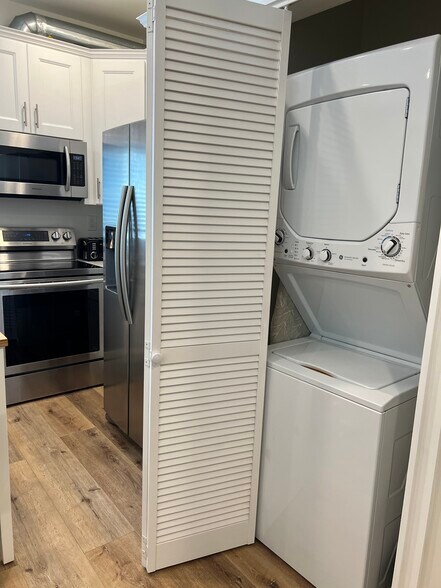 Washer/Dryer - 9107 David Ave
