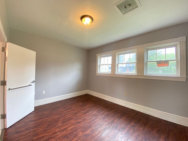 Building Photo - 9 Bed 5 Bath Historic Home - Commercial Use