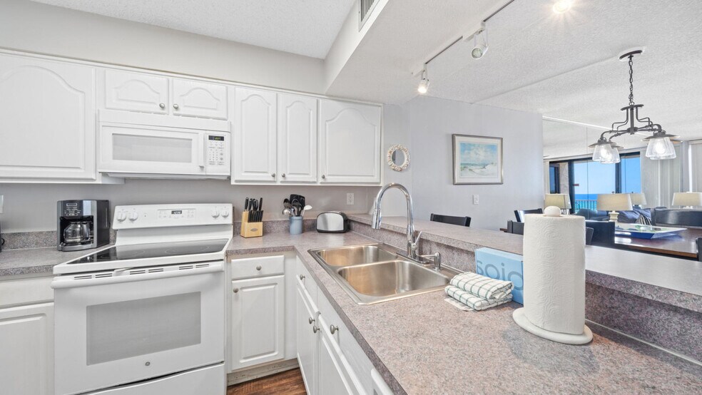 Building Photo - 7205 Thomas Dr