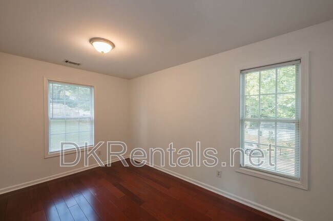 Building Photo - 1331 Memorial Dr SE