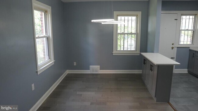 Building Photo - 4623 Jay St NE