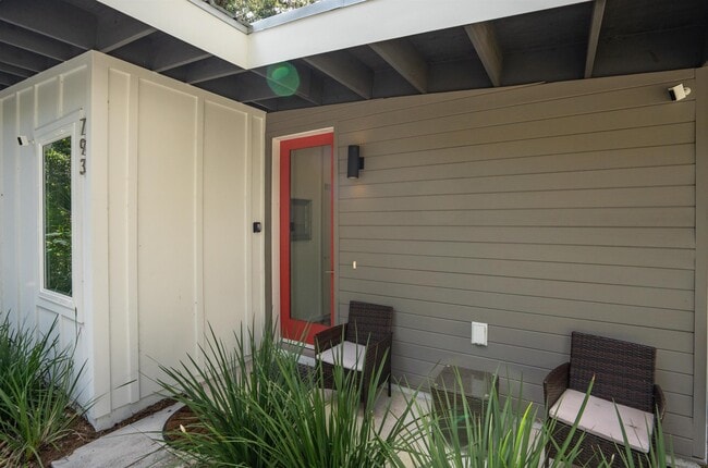 Building Photo - 793 Chapin St