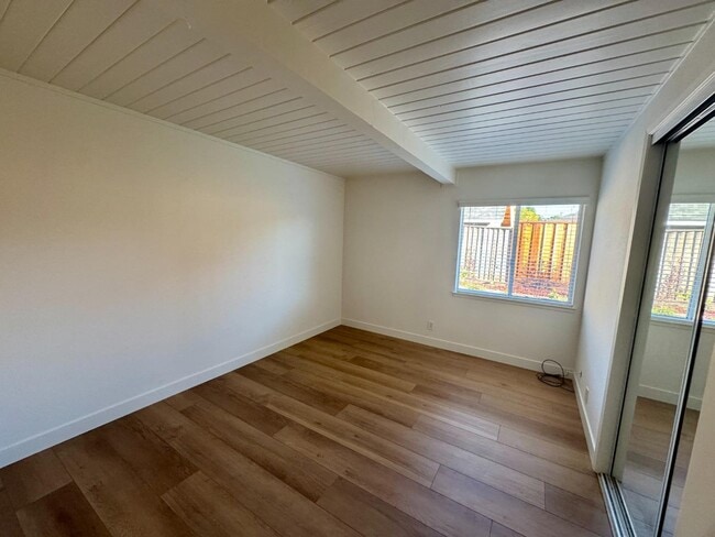 Building Photo - 554 Maple Ave