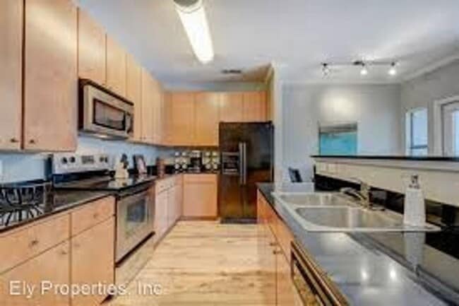 Building Photo - 4 Bedroom Condo In the UT Campus Area