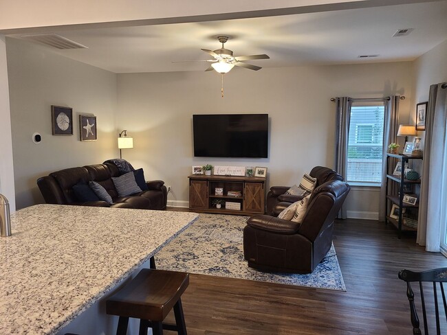 Building Photo - 4 Bed, 2.5 Bath located in Mimosa Bay Comm...