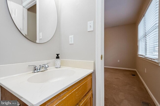 Building Photo - 517 Stockbridge Ct